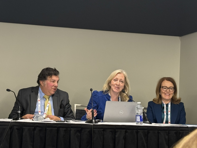 Các diễn giả (từ trái sang phải): Ông Steven Richman, bà Sara Carnegie và bà Rachel Hussey.