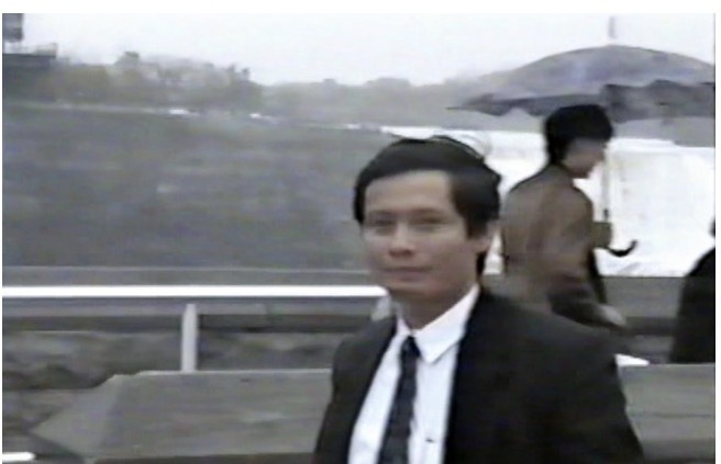 Tác giả tại Thác Niagara trong một chiều mưa cách đây gần 30 năm…