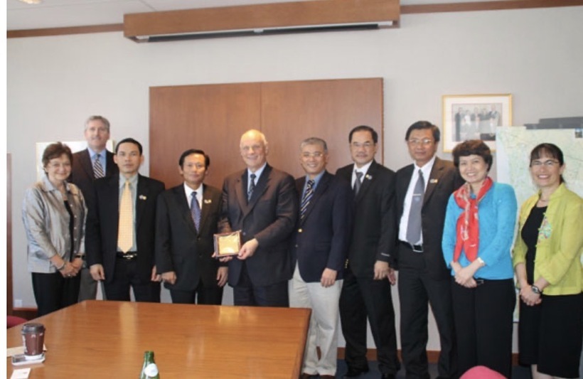 Chánh án Tòa án bang British Columbia (Thomas J. Crabtree) chụp ảnh lưu niệm với Đoàn VBF.