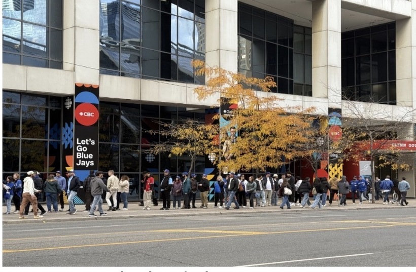 Dòng người bắt đầu đổ về sân vận động Rogers Centretrước giờ trận thư hùng quyết định chức vô địch giải bóng chày World Series 2025.